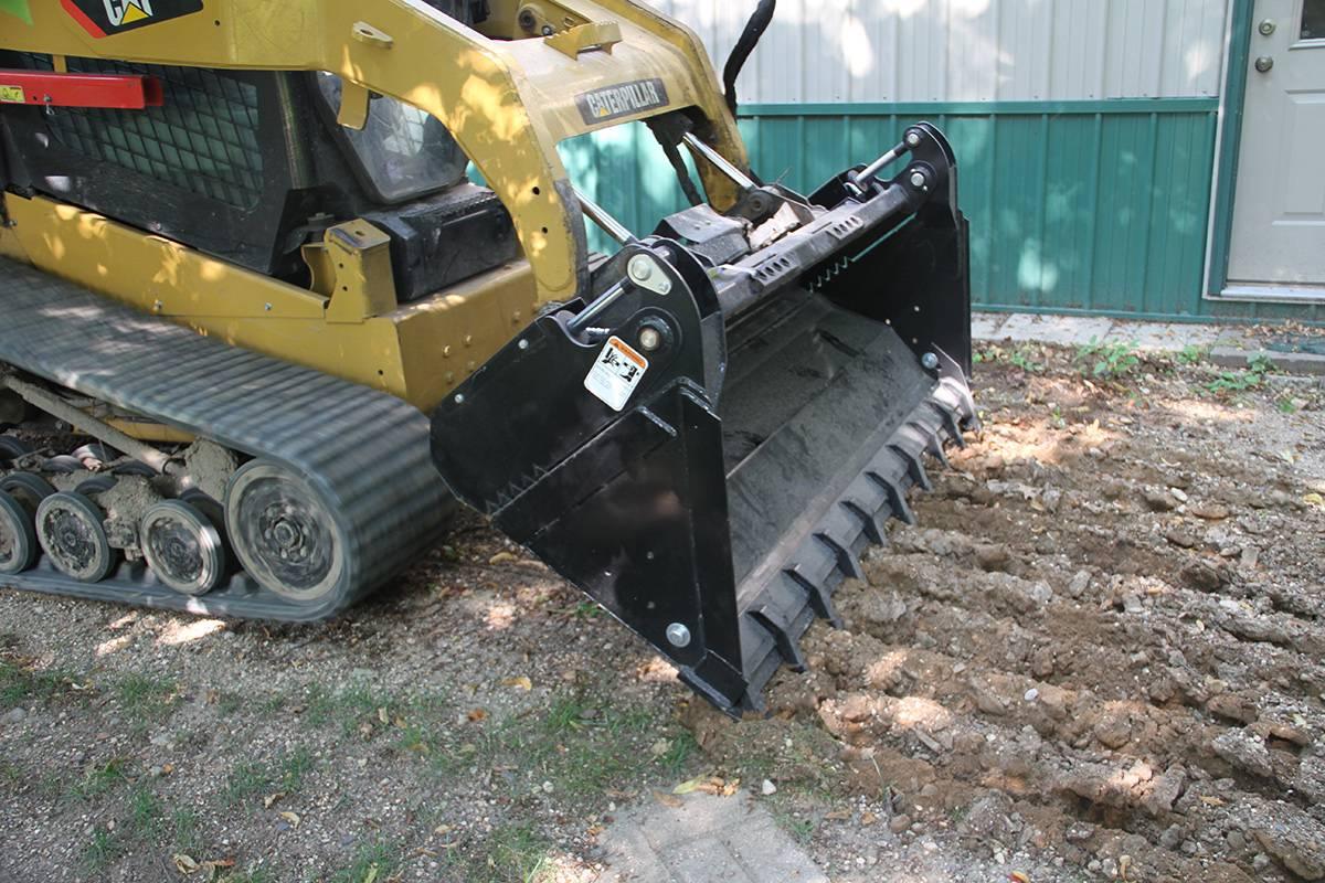Quick Attach Quick Combo Bucket 900523 / 900525 / 900527 | 6-in-1 Industrial Skid Steer Bucket, 66 to 80-Inch, Grade 50 Steel - Log Bear Works